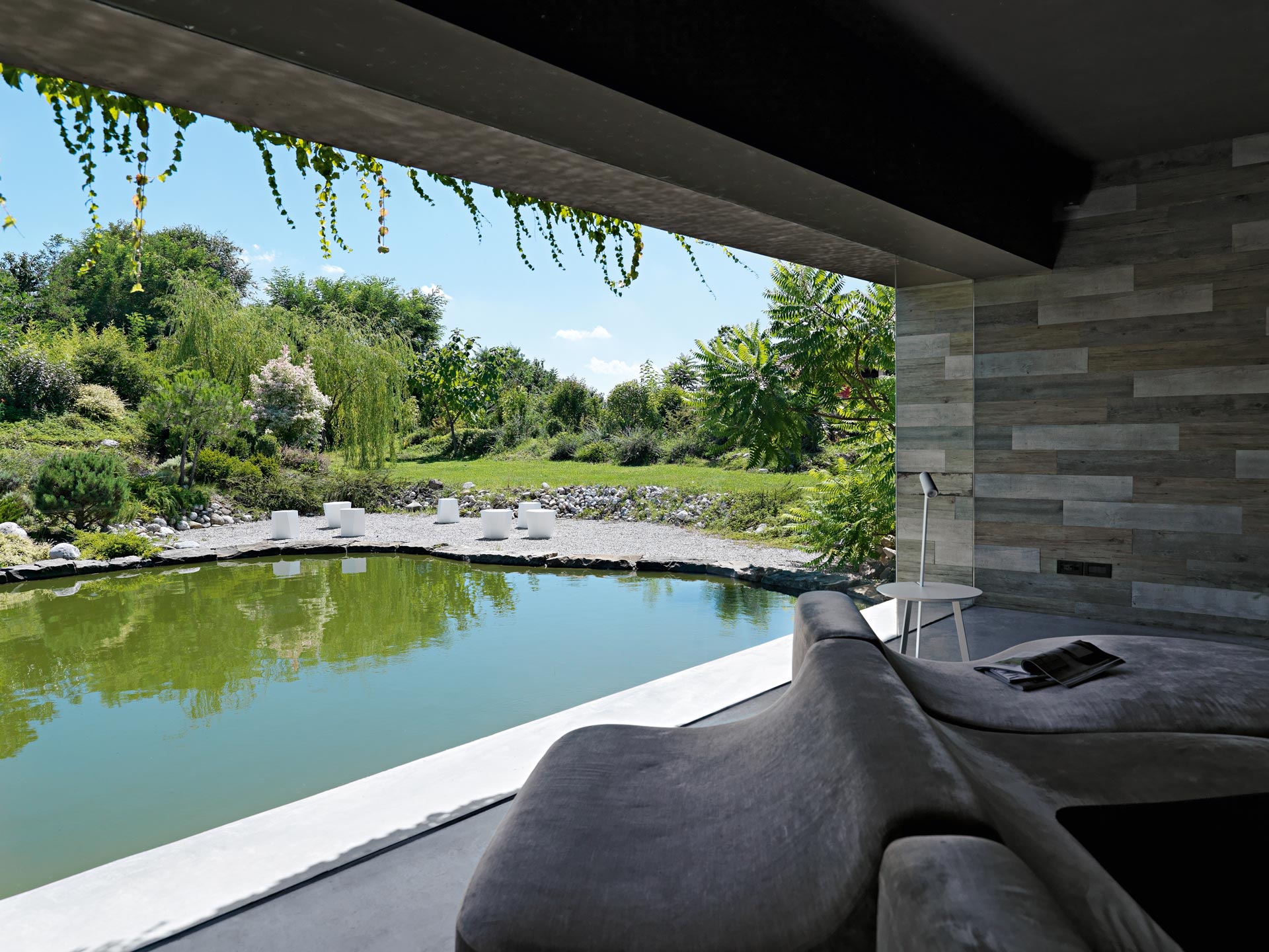 homes house by the pond 01
